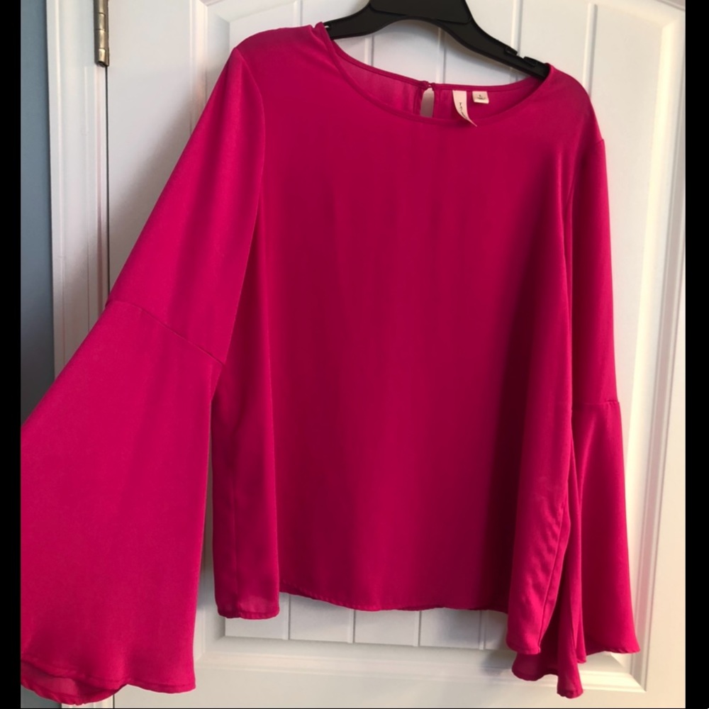 😍Super cute HOT PINK top with bell sleeves😍